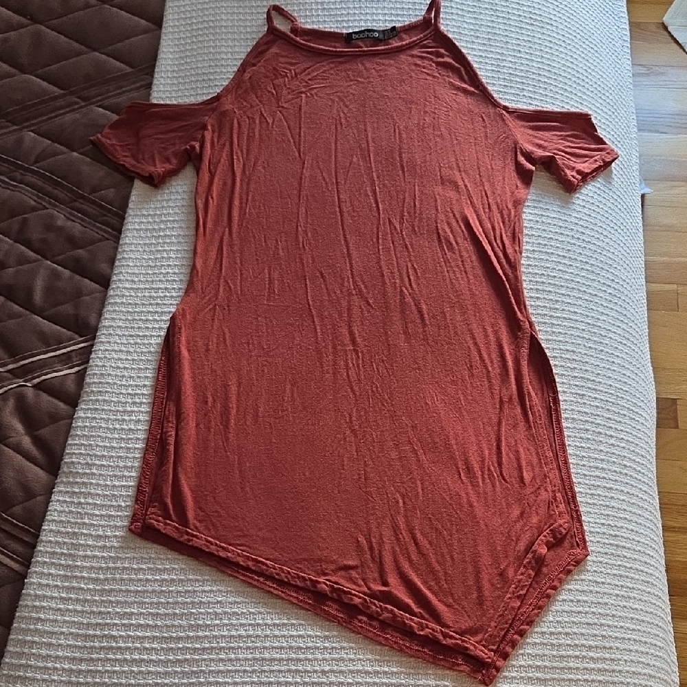 Women's Boohoo Cold Shoulder Asymetrical Shirt With Slits On Both Sides in Rust